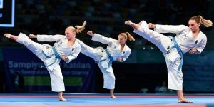 Ba tuyển thủ nữ tranh tài môn võ Karate